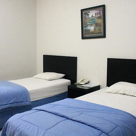 Carica Homestay Surabaya Exterior photo